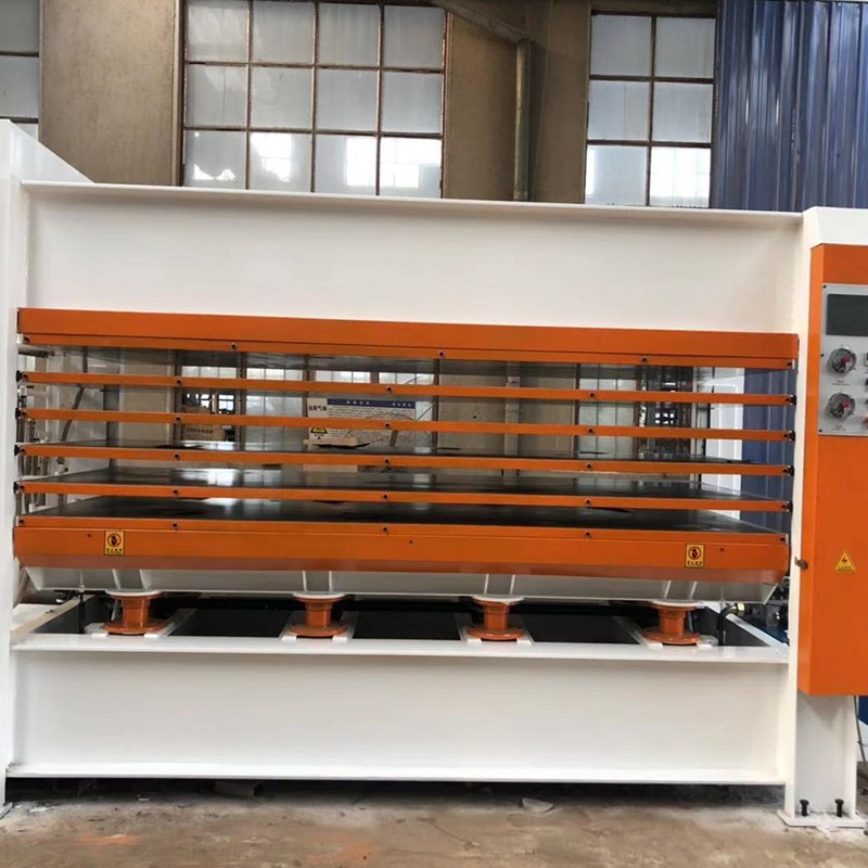 машина для горячего прессования дверей