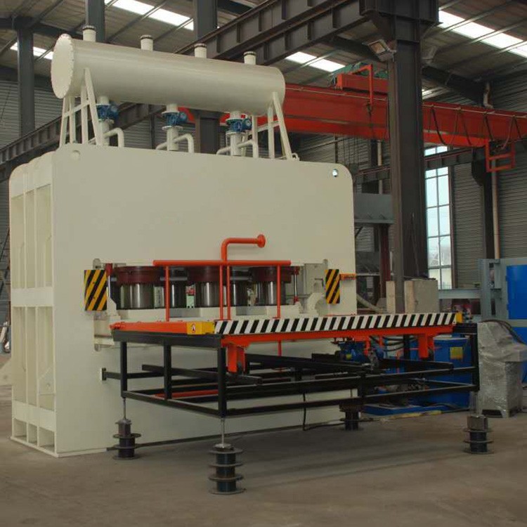 короткоцикловое ламинирование горячим прессом